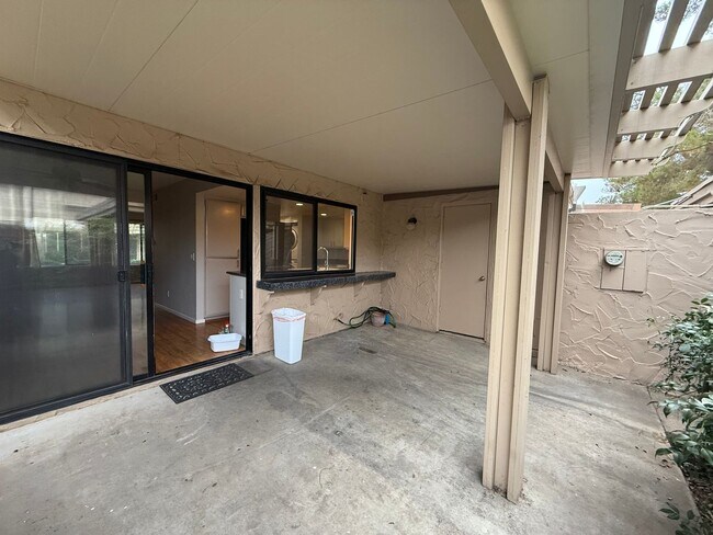 Building Photo - 3 bed 2.5 bath townhome available now!