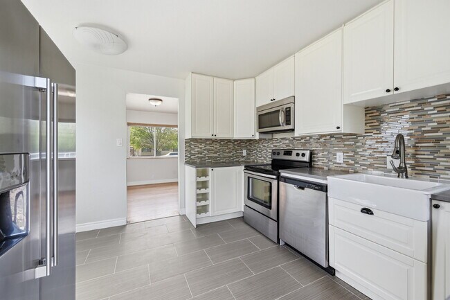 Building Photo - $2,245.95 -  2 bed, 1 bath located in Denver with a big backyard and In Unit Laundry!