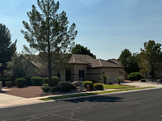 Building Photo - 3-Bed, 2-Bath Standalone Home with 2 Car G...