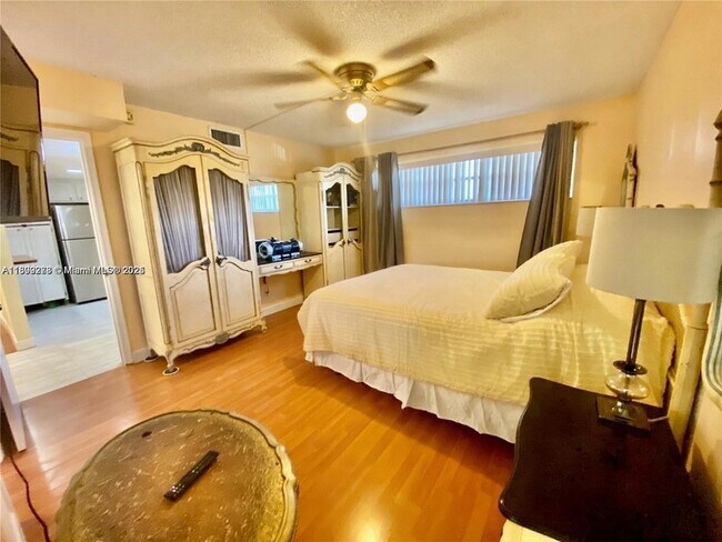 Building Photo - 671 S Hollybrook Dr