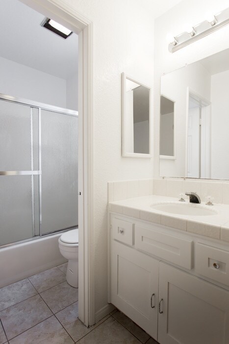 Building Photo - 539 Venice Way