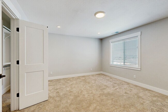 Building Photo - Large Spacious 4 Bedroom Home in Desirable Highland with Private Backyard and Finished Basement