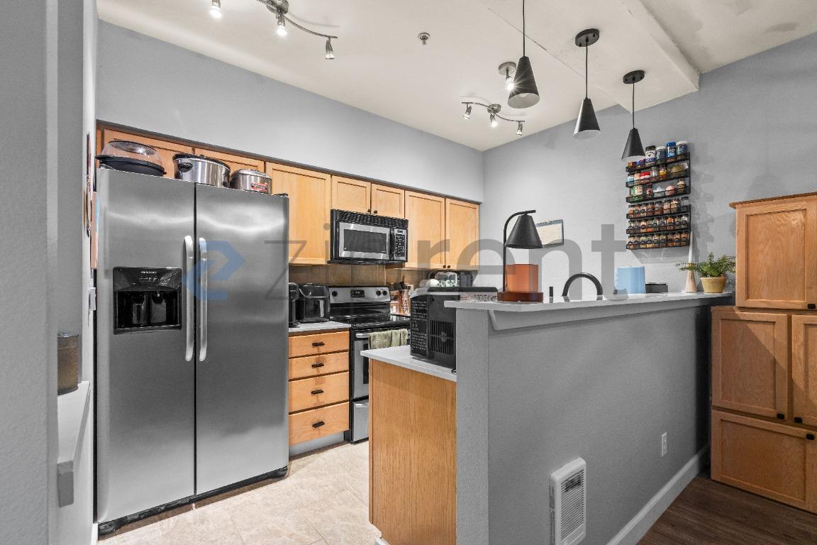 Building Photo - Unit E201