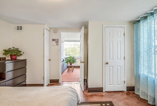 Building Photo - 3245 Kings Ln