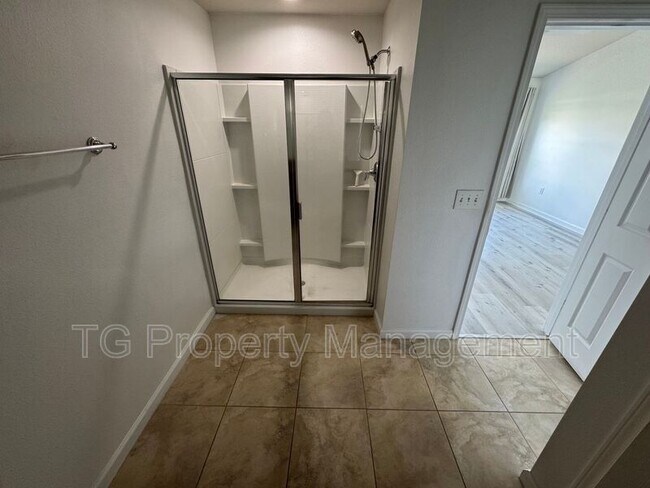 Building Photo - 6798 Roundleaf Dr