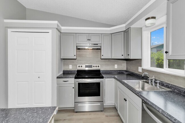 Building Photo - 466 1/2 Carson Lake Dr
