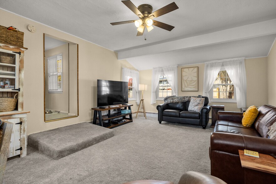 Fresh new carpet in comfortable living room - 40 Fields Rd