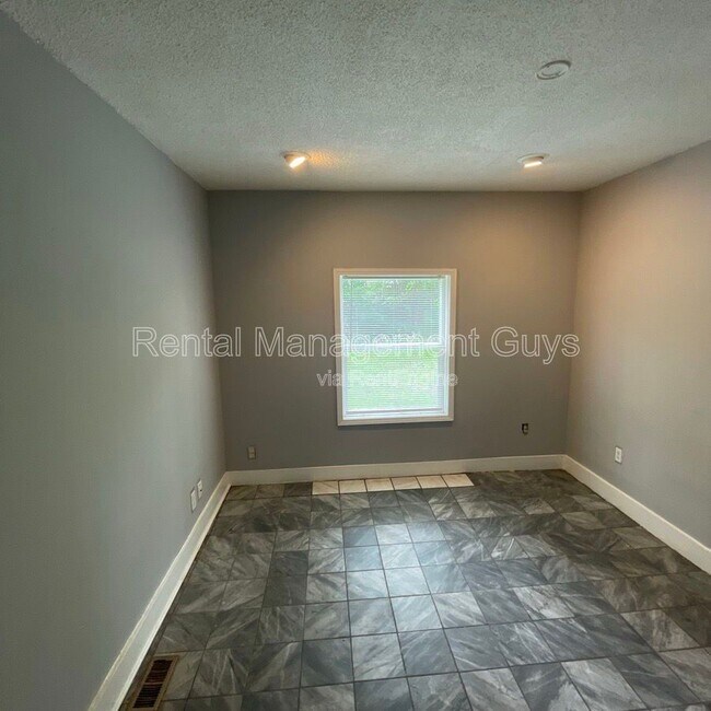 Building Photo - 2931 N Bryant Ave