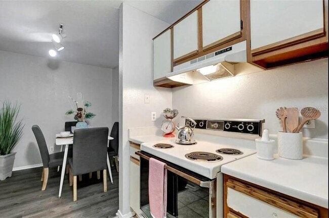 Building Photo - 1400 Gandy Blvd N