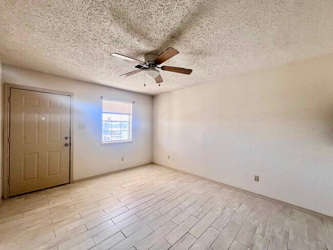 Building Photo - 216 E Cherry Ln