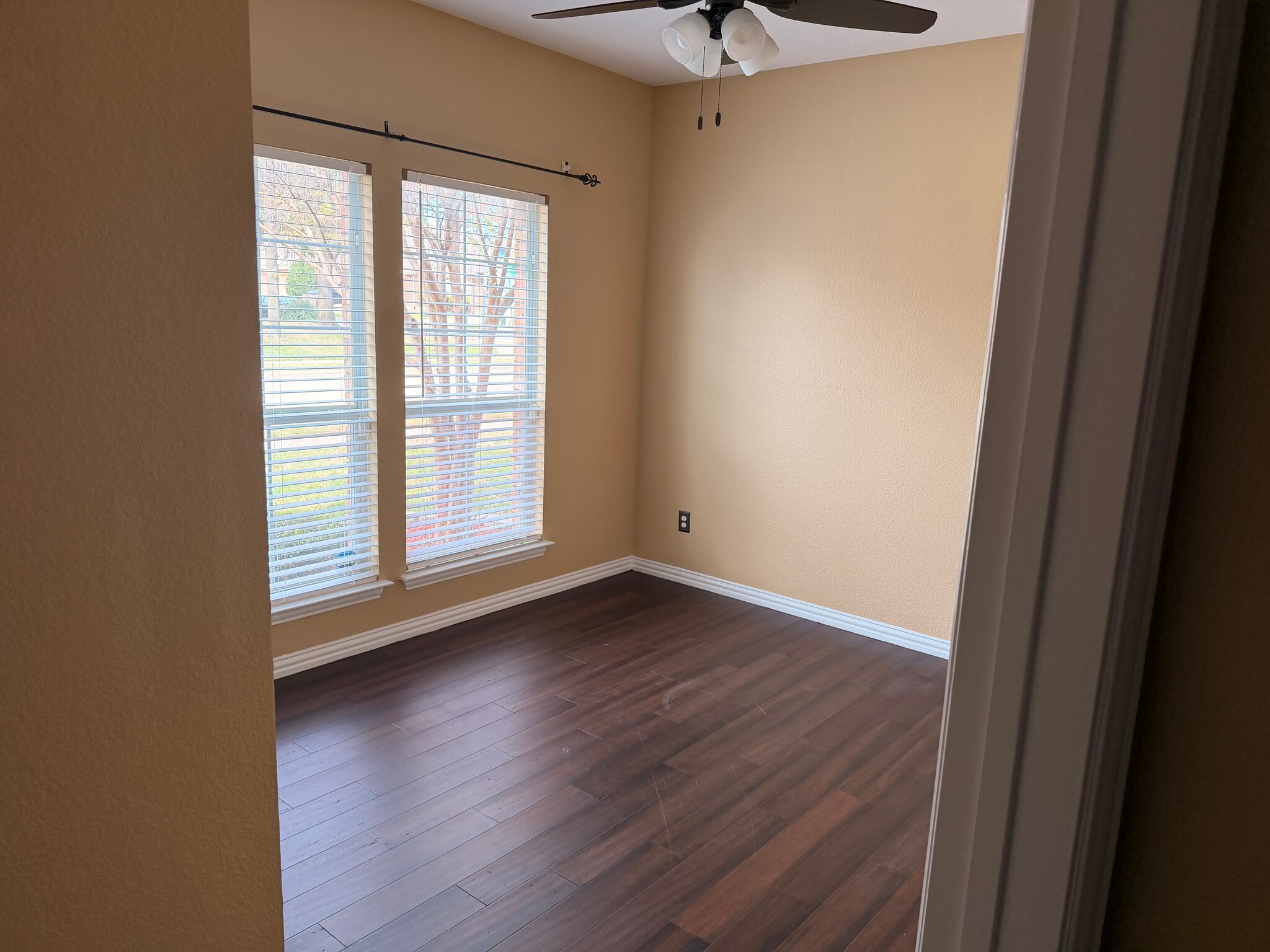 Building Photo - 10133 Sanden Dr