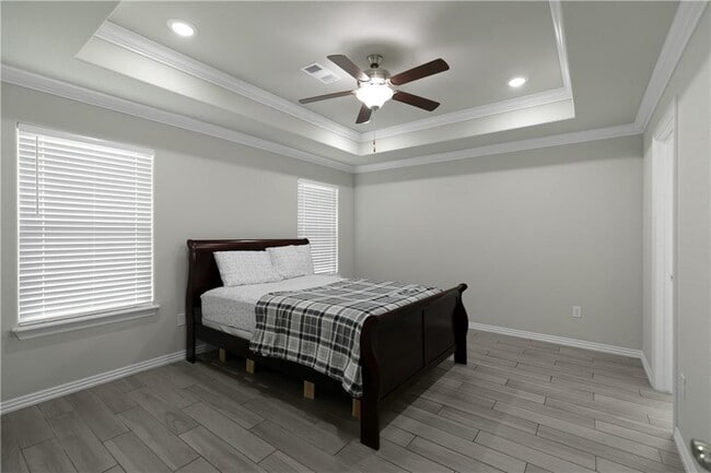 Building Photo - 1041 Lakeview Dr