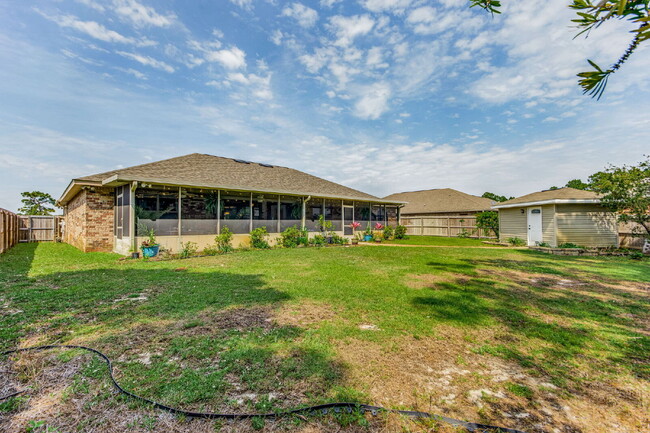 Building Photo - 5 Bed House convenient to Navarre and Hurl...