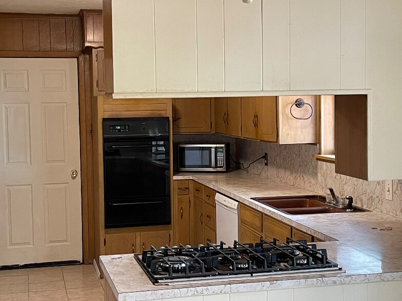 Building Photo - 2111 Scripture St