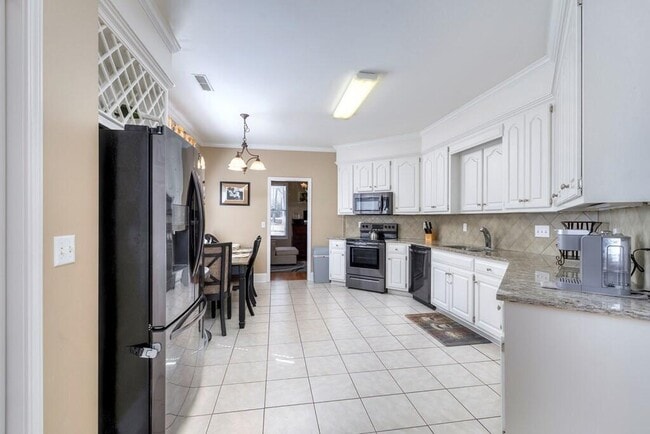 Building Photo - 3200 Mayflower Ln