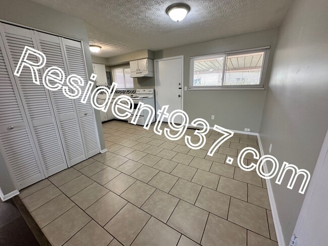 Building Photo - 3 bed 2 bath Home