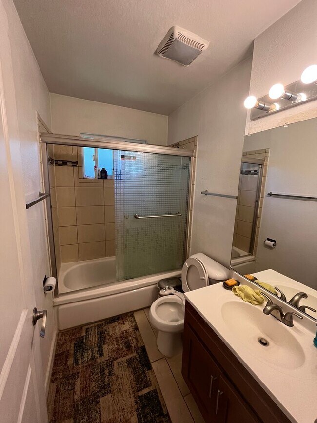 Building Photo - Large 2-Story Home Close to Downtown