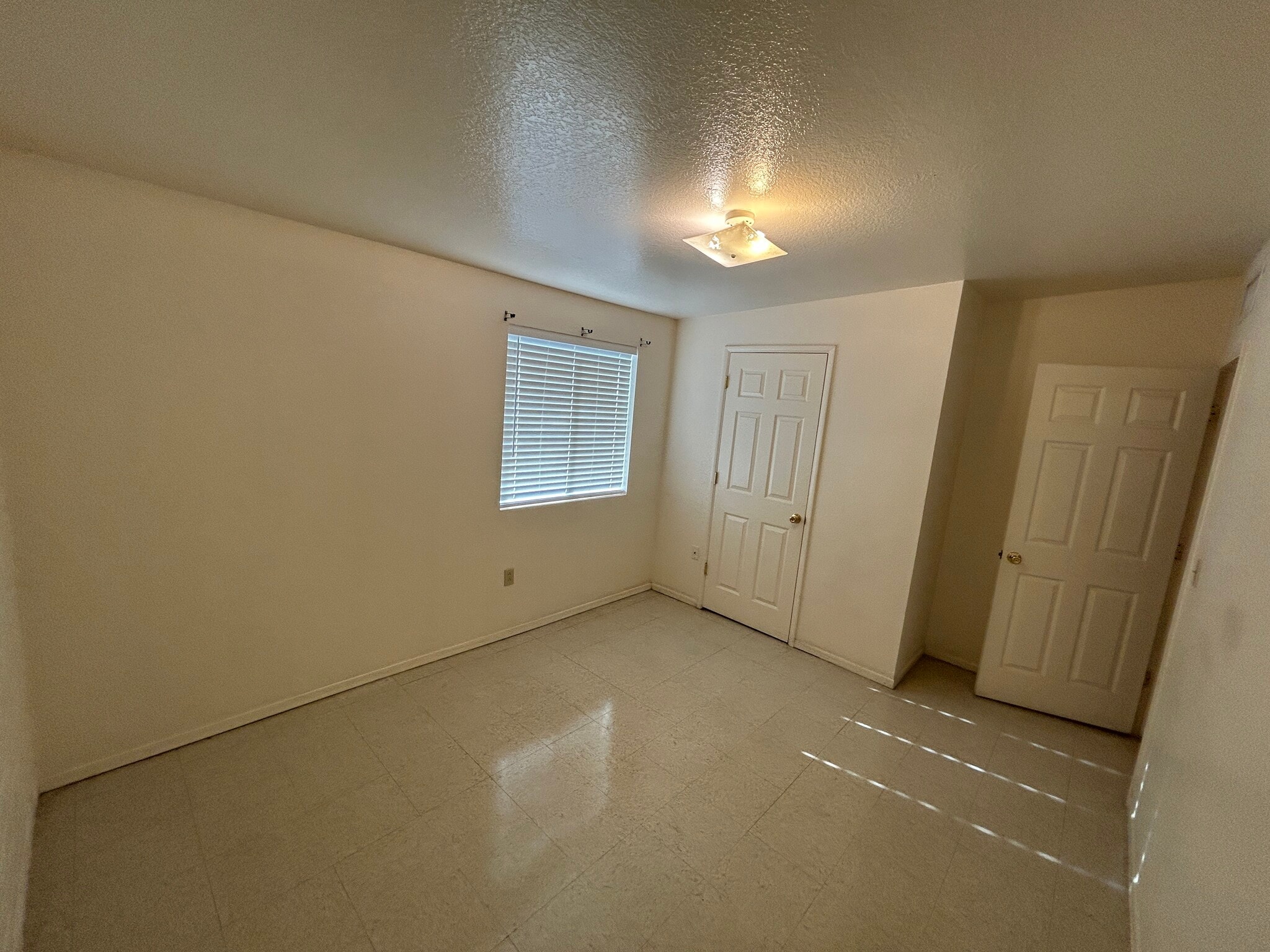Building Photo - 732 W 44th St