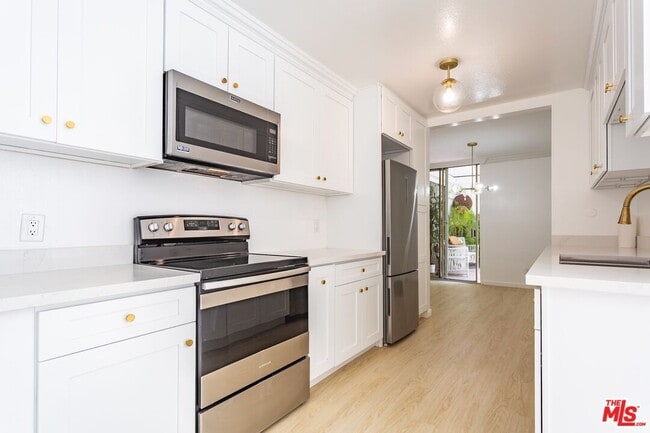 Building Photo - 406 N Oakhurst Dr