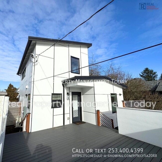 Building Photo - Modern 4 Bedroom House In Tacoma!