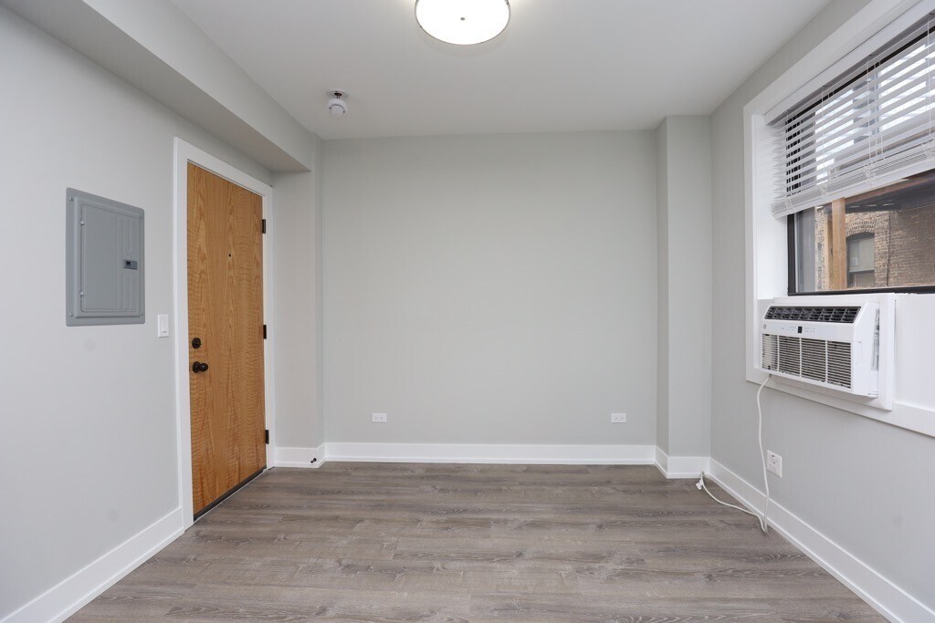 Building Photo - 510 W Belmont Ave