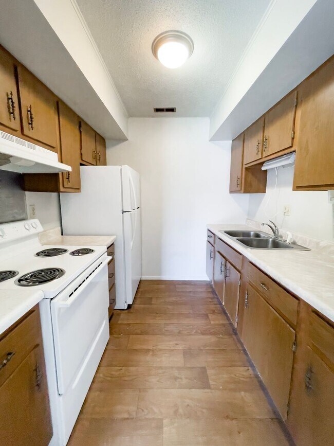 Building Photo - Spacious 2 Bedroom!