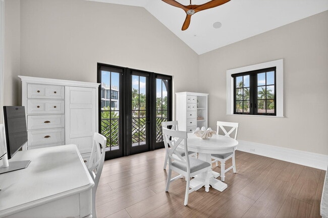 Building Photo - 400 Mola Ave