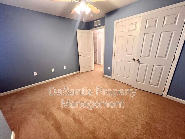 Building Photo - 945 Montclair Dr