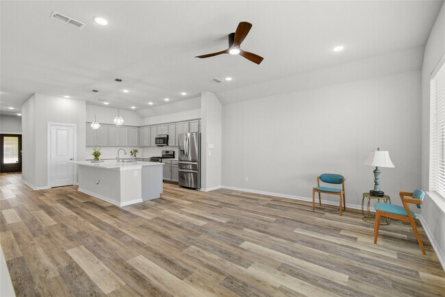 Building Photo - 2815 Torrey Pines Dr