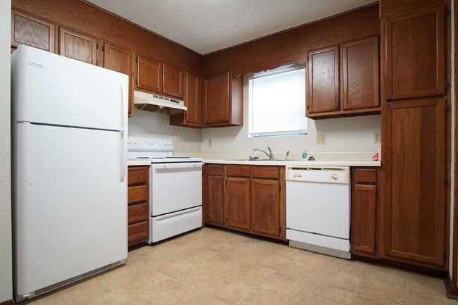 Building Photo - Spacious End-Unit Townhome with Lake Views...