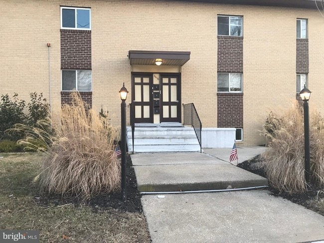 Building Photo - 2032 Maple Ave