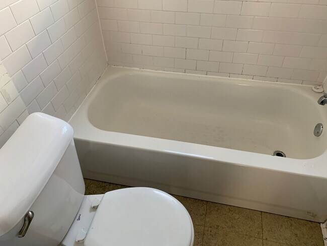 Building Photo - Charming Townhouse in a Beautiful Neighborhood