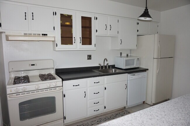 Building Photo - Charming 3 Bedroom/1 Bathroom Townhome in East Baltimore, MD!
