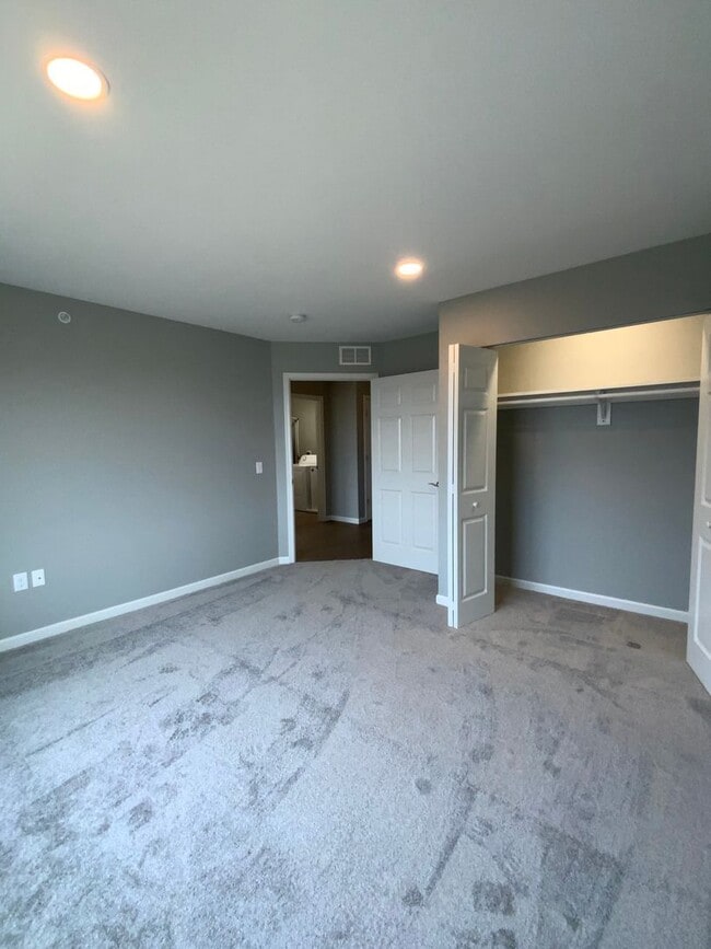 Building Photo - 200 Larkspur Ln