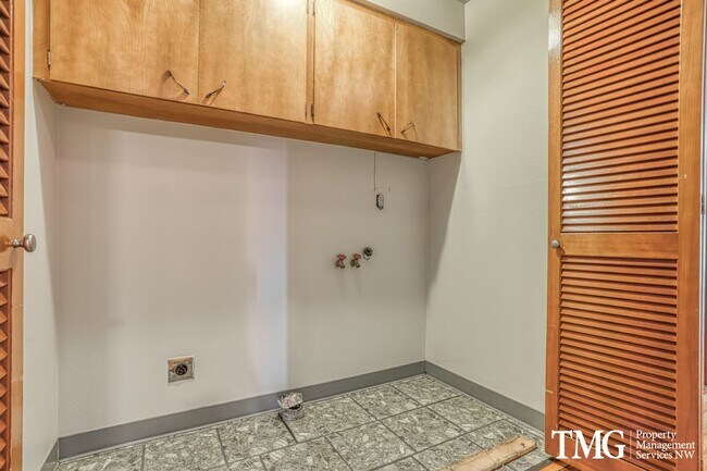 Building Photo - Charming single-family home!