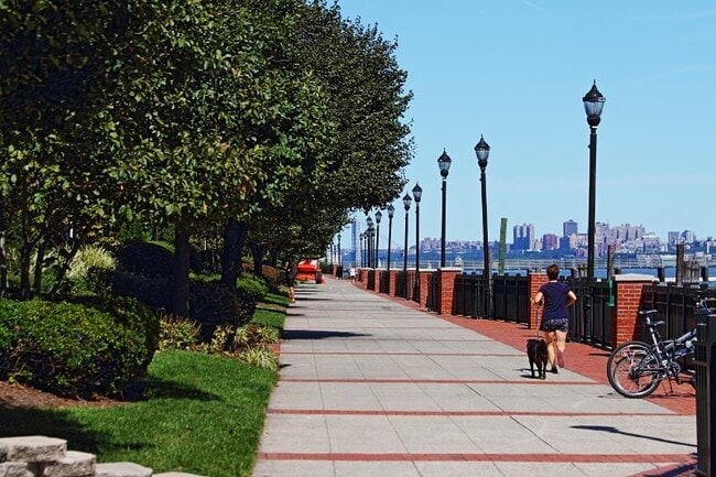 Building Photo - 395 Kingston Ct