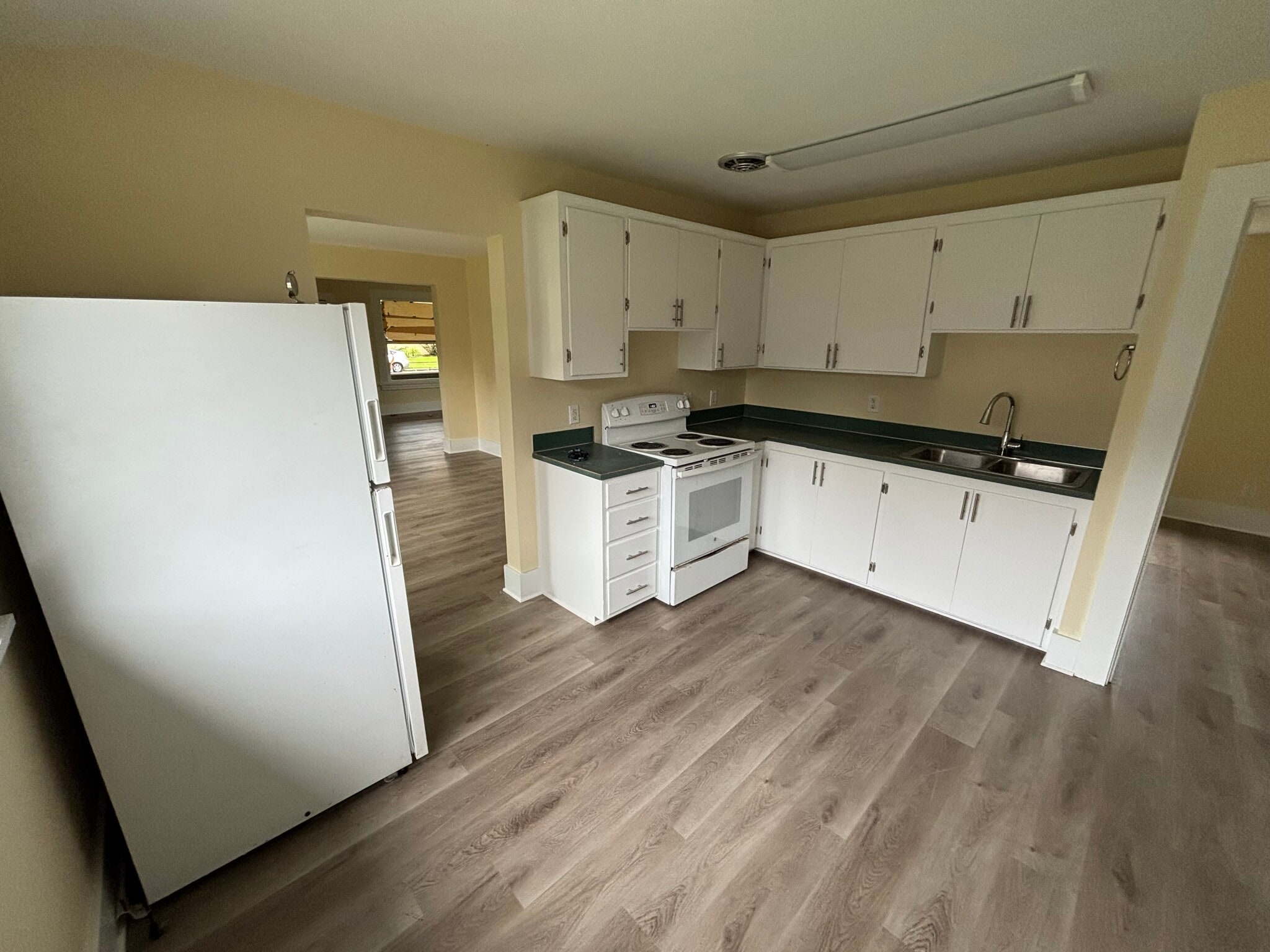 Building Photo - 651 W 12th Ave