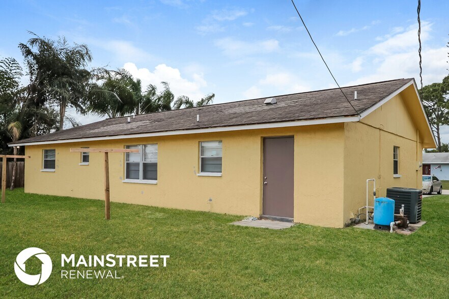 Building Photo - 159 NW Avens St