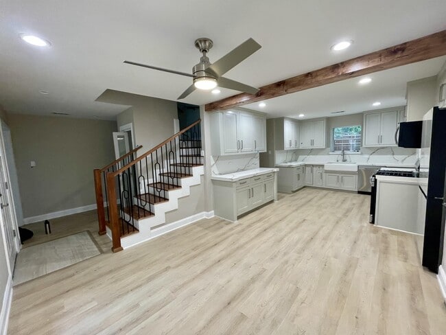 Primary Photo - 1433 Pickwick Ln