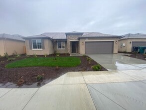 Building Photo - Newer 3 Bedroom 2 Bathroom Home in Tulare!
