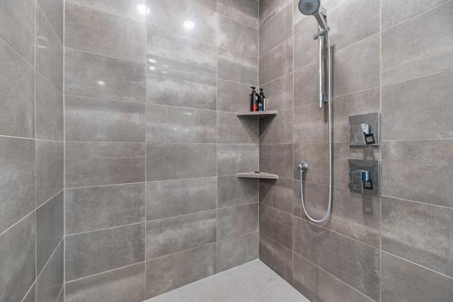 Building Photo - 5160 Statesman Ln