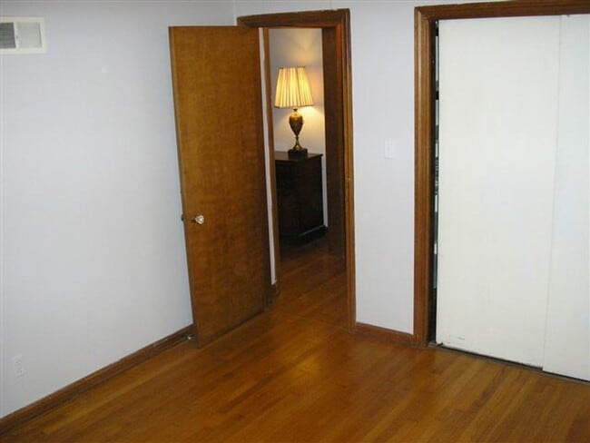 Building Photo - 1 bed 1 bath, 844 square foot home located...