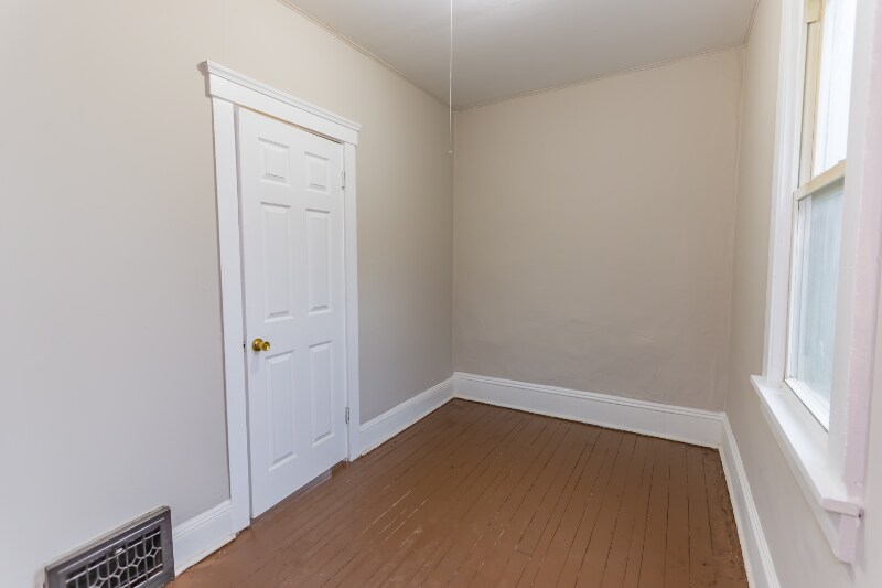 Building Photo - 3862 E 57th St