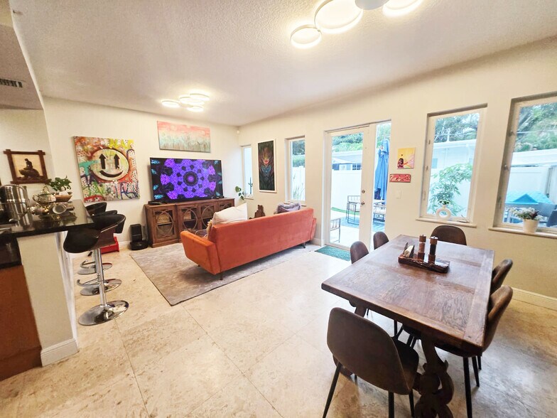 Building Photo - 302 NE 8th Ave