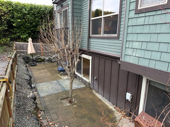 Building Photo - Location Location Location! This huge 3bd ...