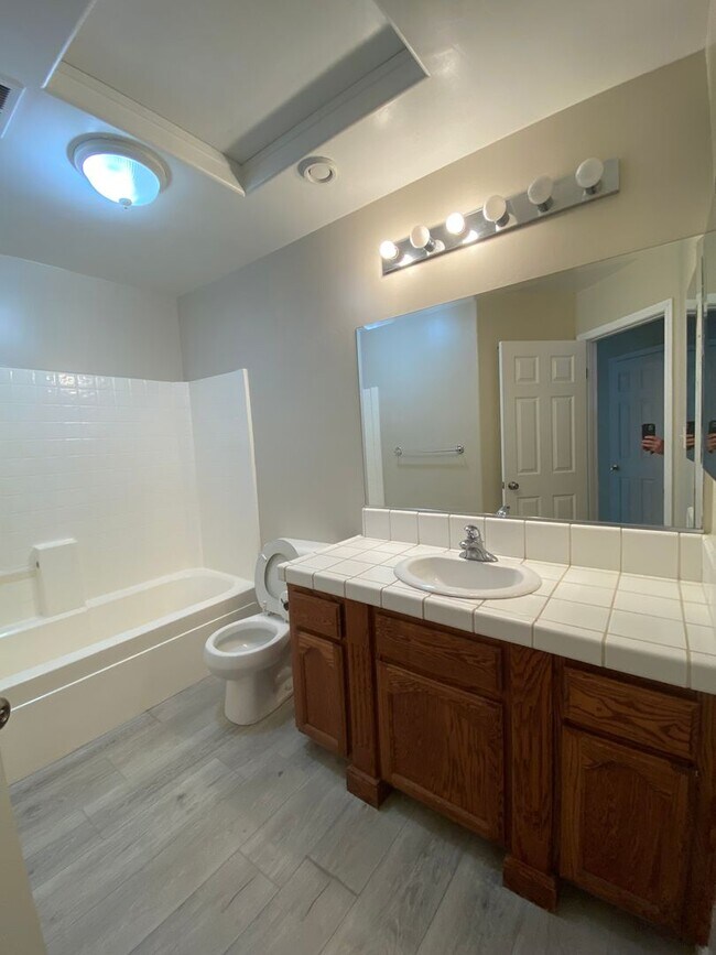 Building Photo - Adorable Home in NW Bakersfield