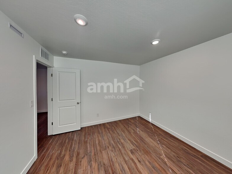 Building Photo - 2124 W Alicia Dr