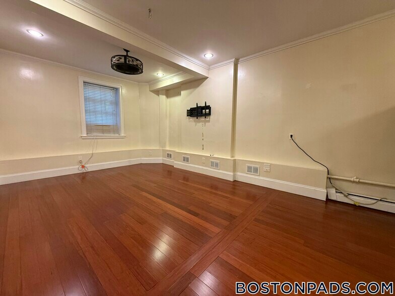 Building Photo - 1253 Beacon St