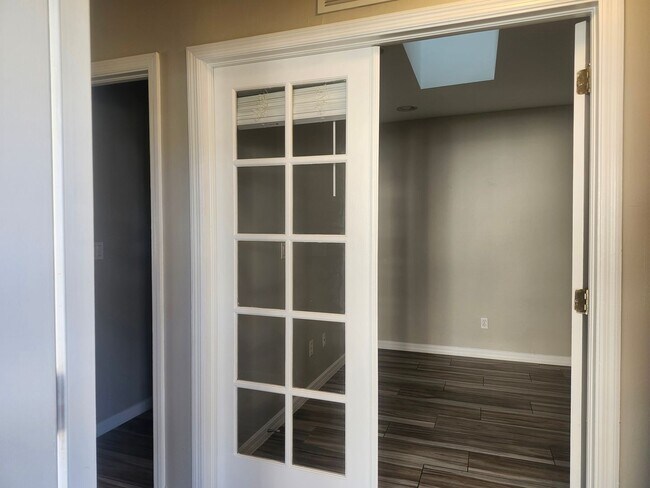 Building Photo - 2 Bedroom with Den 2 Bath 1 Car Garage Duplex In Cape Coral