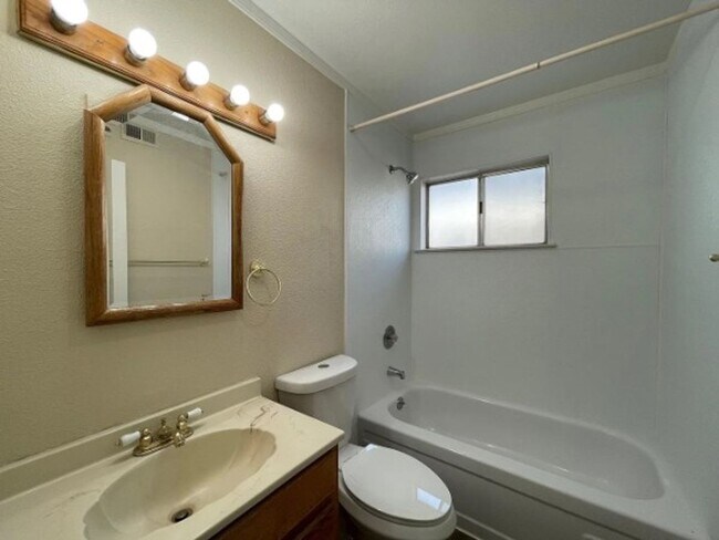 Building Photo - Beautifully Remodeled 5bd Single Story House